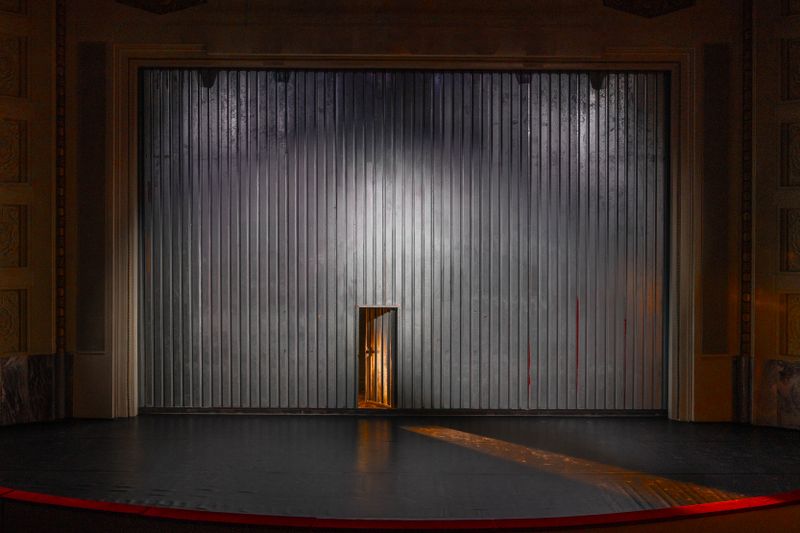 Das Große Haus am Schillerplatz (Der Eiserne Vorhang)